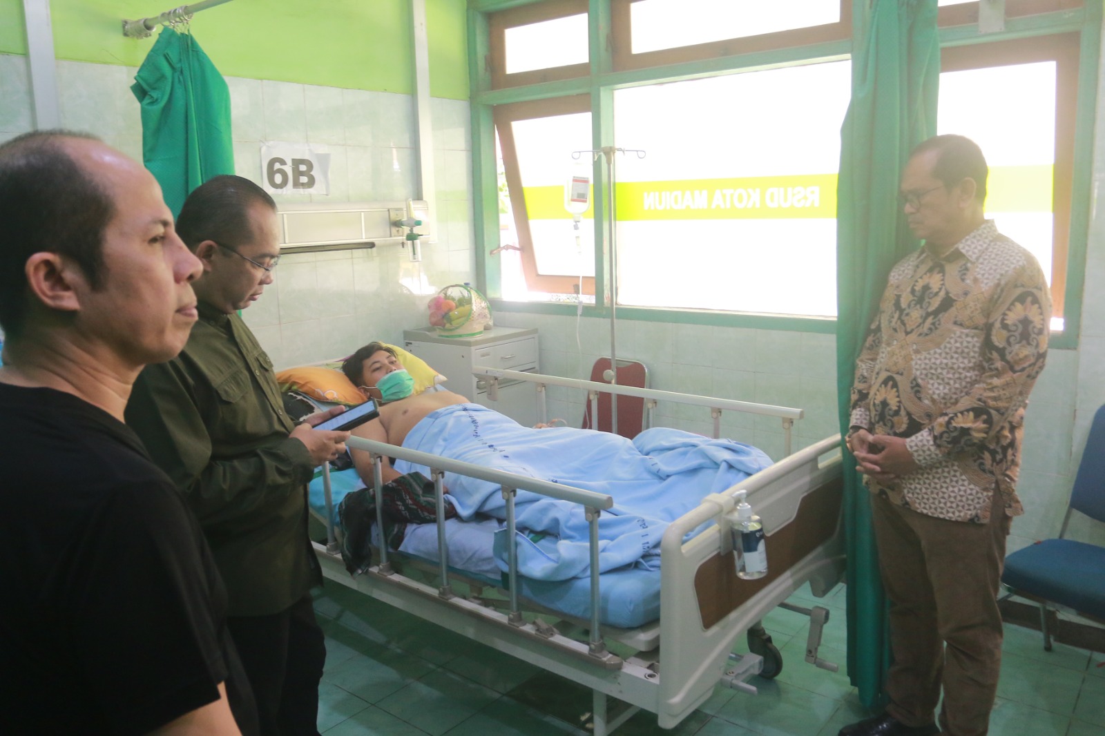 DIRAWAT: Pj Wali Kota Eddy Supriyanto saat menjenguk korban dari aksi penganiayaan yang dilakukan gerombolan OTK di RSUD Kota Madiun. (BAGAS BIMANTARA/RADAR MADIUN)