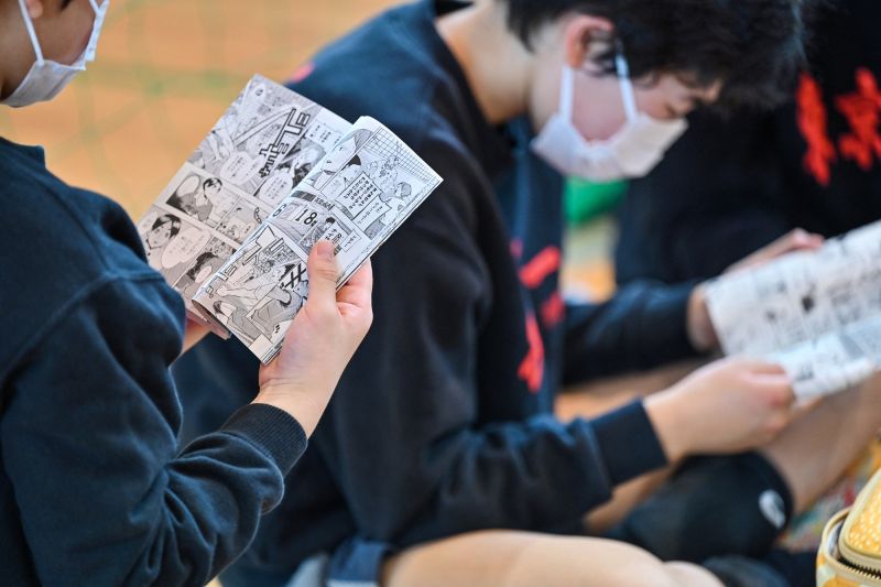 Ilustrasi anak muda Jepang membaca manga Haikyuu!! (ANTARA)