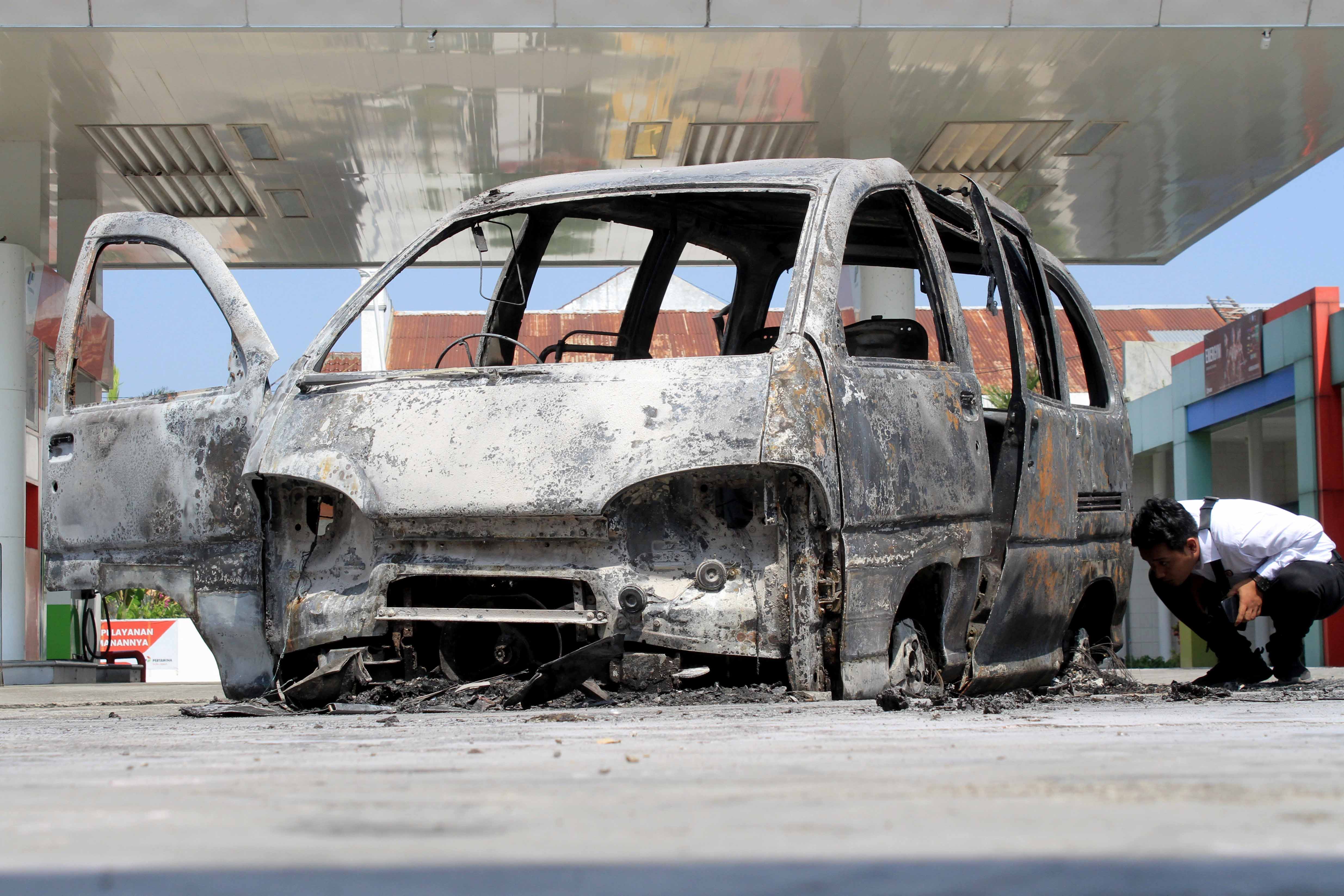 INVESTIGASI : Polres Magetan melakukan olah TKP mobil terbakar di SPBU Jomblang, Minggu (20/5).