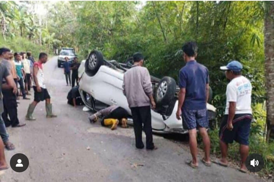 Mobil yang ditumpangi warga Madiun terguling di Jalan Tegalombo-Tulakan, Pacitan pada Minggu (19/5) sore. (POLSEK TEGALOMBO UNTUK RADAR MADIUN)