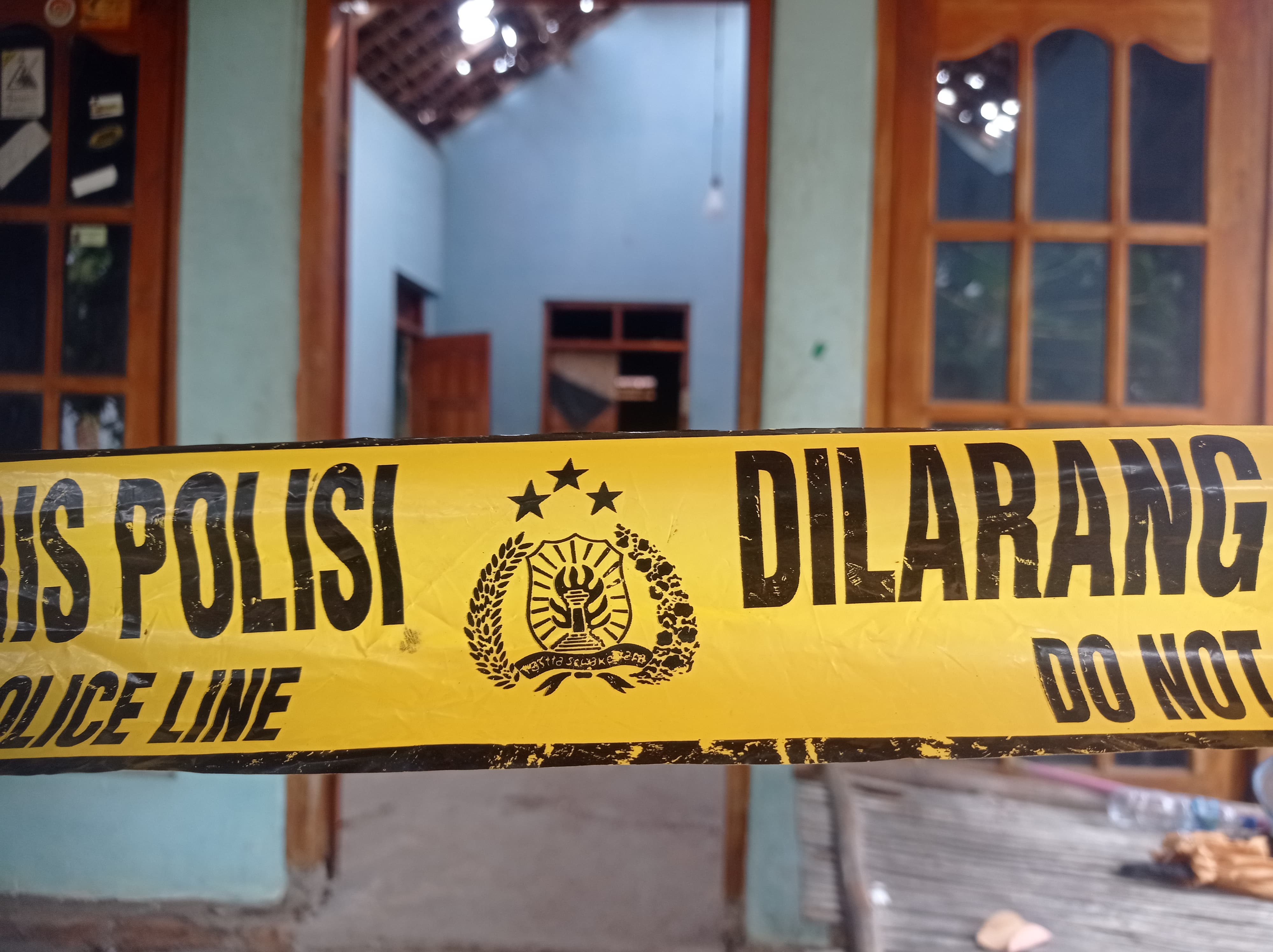 DIWATESI: Pulisi ngamanake omah suwung sing dienggo ngrakit mercon neng Desa  Blembem, Jambon, Ponorogo. (SUGENG DWI N/RADAR MADIUN)