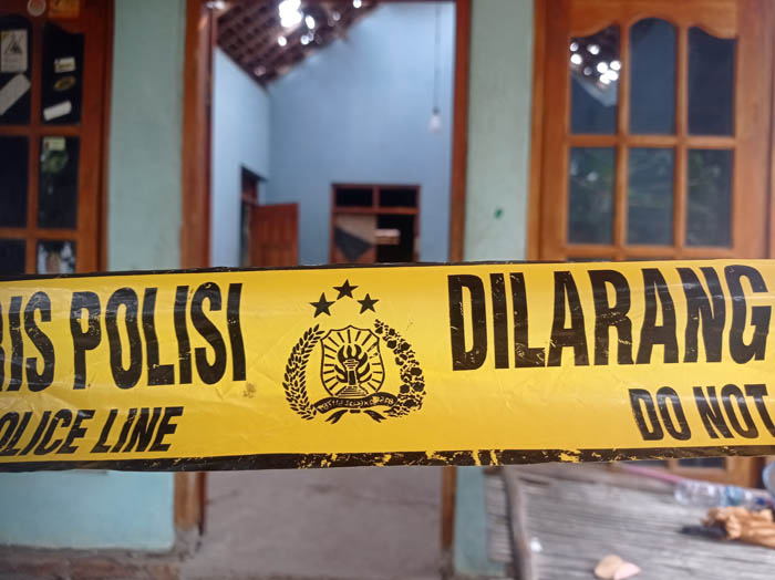 WARNING: Garis polisi terbentang di rumah yang jadi TKP ledakan mercon balon udara di Desa Blembem, Jambon, pasca kejadian Selasa (14/5) lalu.