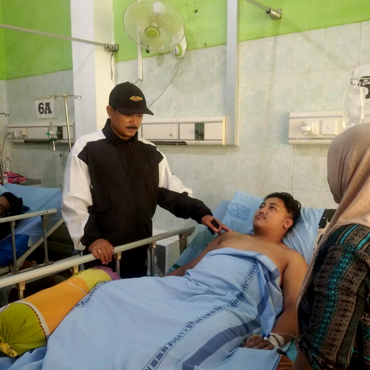 DOAKAN CEPAT SEMBUH: Maidi saat menjenguk para korban dari gerombolan OTK yang dirawat di RSUD Kota Madiun, Senin (20/5). (MAIDI UNTUK RADAR MADIUN)