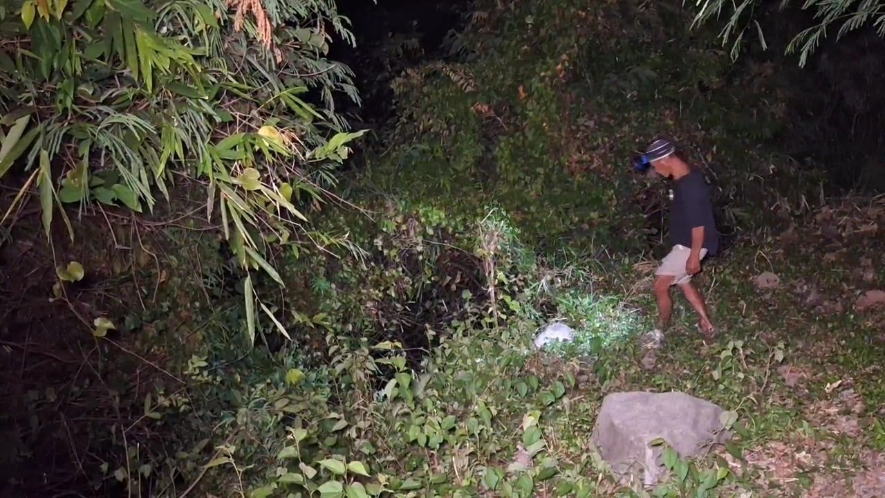 JERONE 80 METER: Warga nuduhake TKP jurang neng Desa Randu Songo, Gerih, Ngawi. (ASEP SYAEFUL BACHRI/RADAR MADIUN)