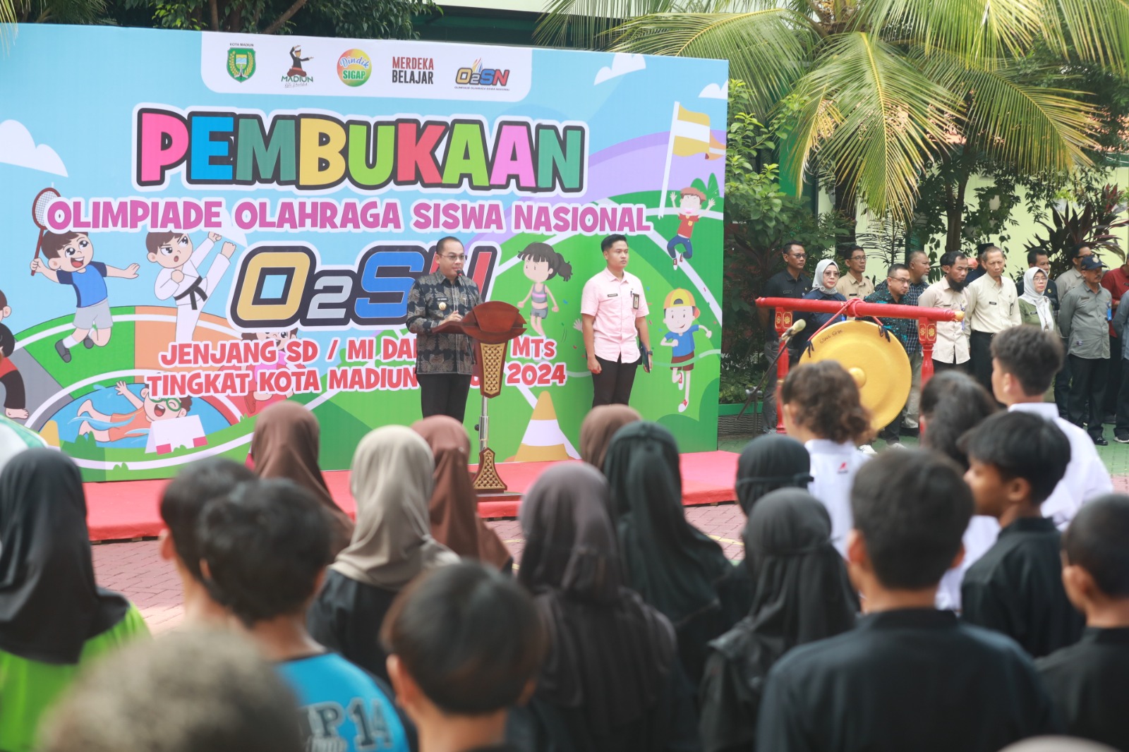 KEJAR PRESTASI: Pj Wali Kota Eddy Supriyanto membuka penyelenggaraan O2SN untuk pelajar SD-SMP se-Kota Madiun di kantor dinas pendidikan, Selasa&nbsp;(21/5/2024). (DISKOMINFO/JAWA POS RADAR MADIUN)