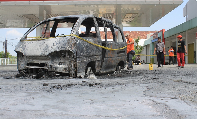 TERBAKAR: Mobil Daihatsu Espass nopol AE 1731 BO terbakar usai isi BBM di SPBU Jomblang, Takeran, Magetan, Senin (20/5).