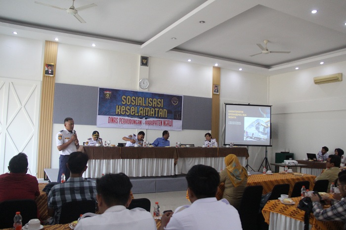 MINTA KOMITMEN: Dishub Ngawi mengumpulkan biro perjalanan wisata dan perusahaan otobus, Senin (20/5).