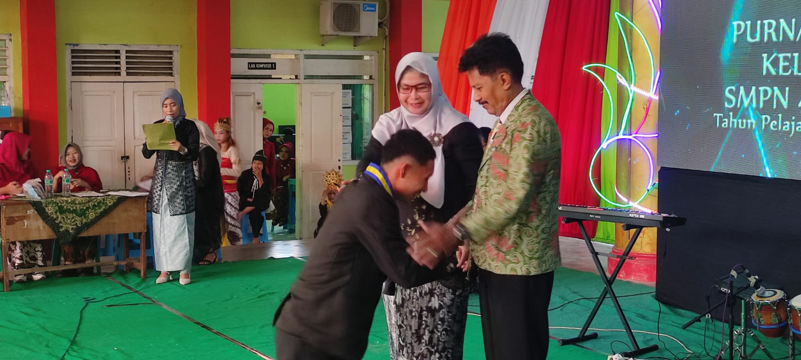 PURNAWIYATA: Pelepasan siswa kelas IX SMPN 4 Ngawi ditandai pengalungan medali kelulusan. (SATRIO JATI WASKITO/RADAR NGAWI)