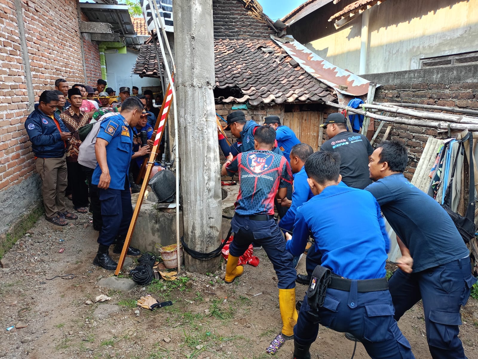 DRAMATIS: Proses evakuasi jenazah seorang nenek yang tercebur sumur di Dusun Sukorejo, Desa Kradinan, Kecamatan Dolopo, Selasa (21/5).&nbsp;(DIAN RAHAYU/RADAR MADIUN)