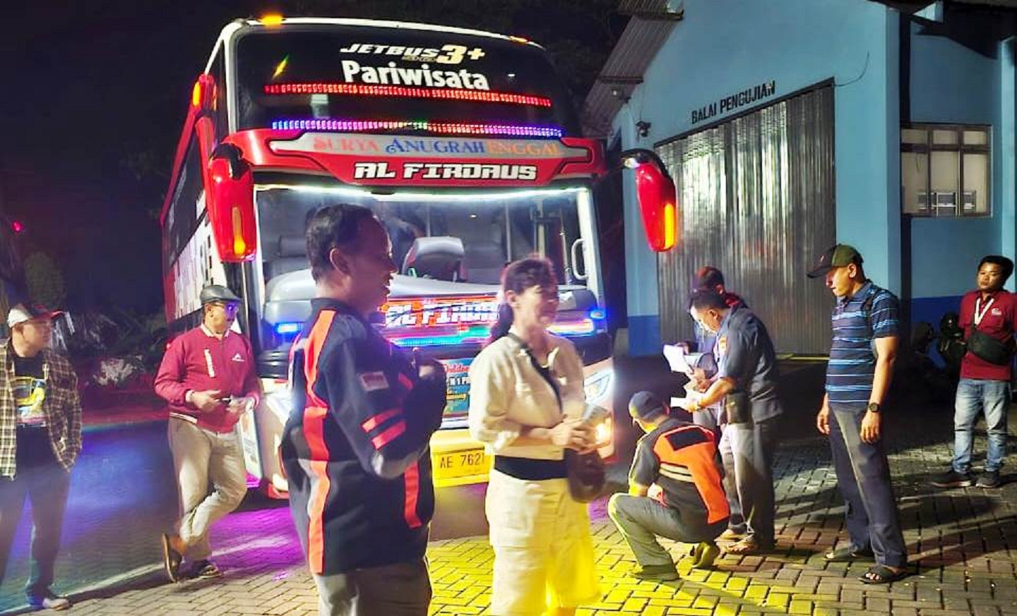 RAMP CHECK: Dishub Ngawi ngecek bus pariwisata sing arep ngeterake study tour murid sekolah. (ASEP SYAEFUL BACHRI/RADAR MADIUN)