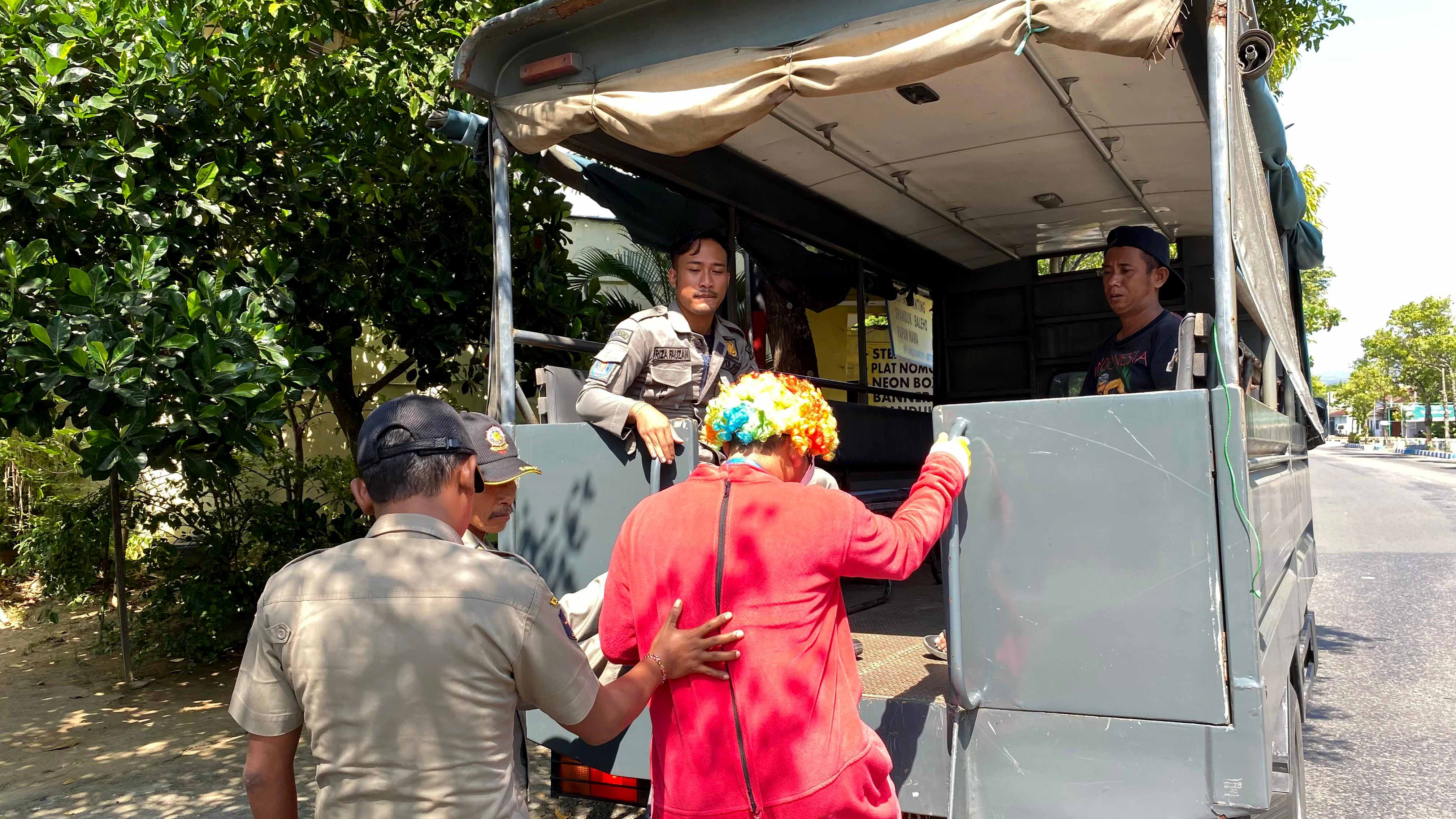 MERESAHKAN: Petugas Satpol PP Pacitan menertibkan beberapa gepeng dalam razia selama dua jam, Rabu (22/5). (NUR CAHYONO/RADAR PACITAN)