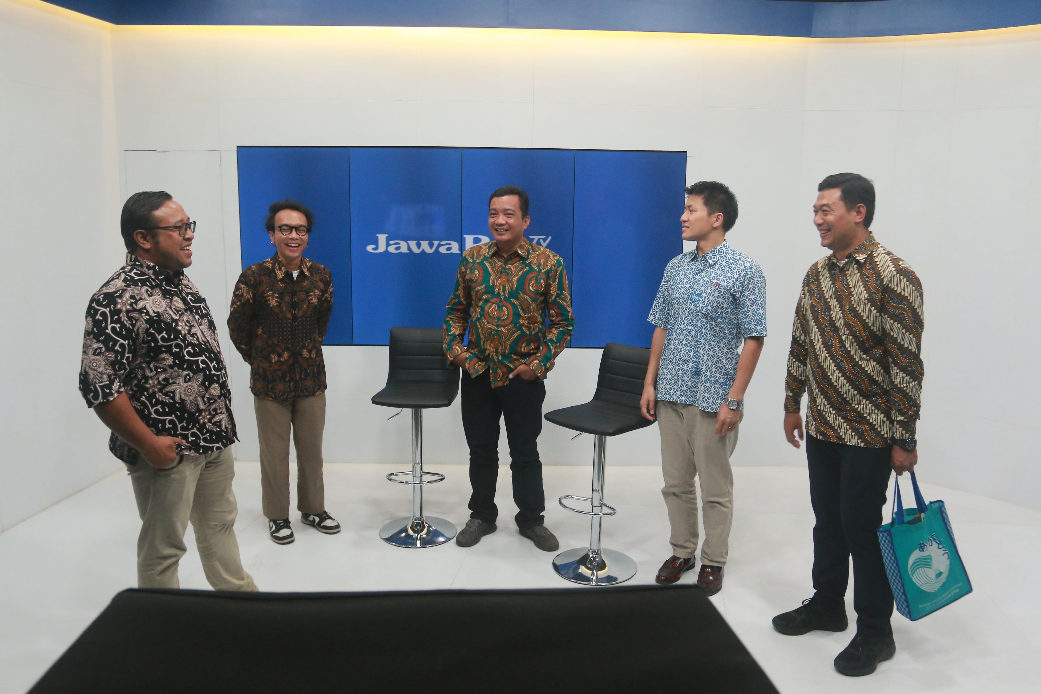 TAMU ISTIMEWA: Kedatangan Nakagome Kota (dua dari kanan), perwakilan Konjen Jepang, Surabaya, di Jawa Pos Radar Madiun, kemarin.&nbsp;(BAGAS BIMANTARA/RADAR MADIUN)&nbsp;
