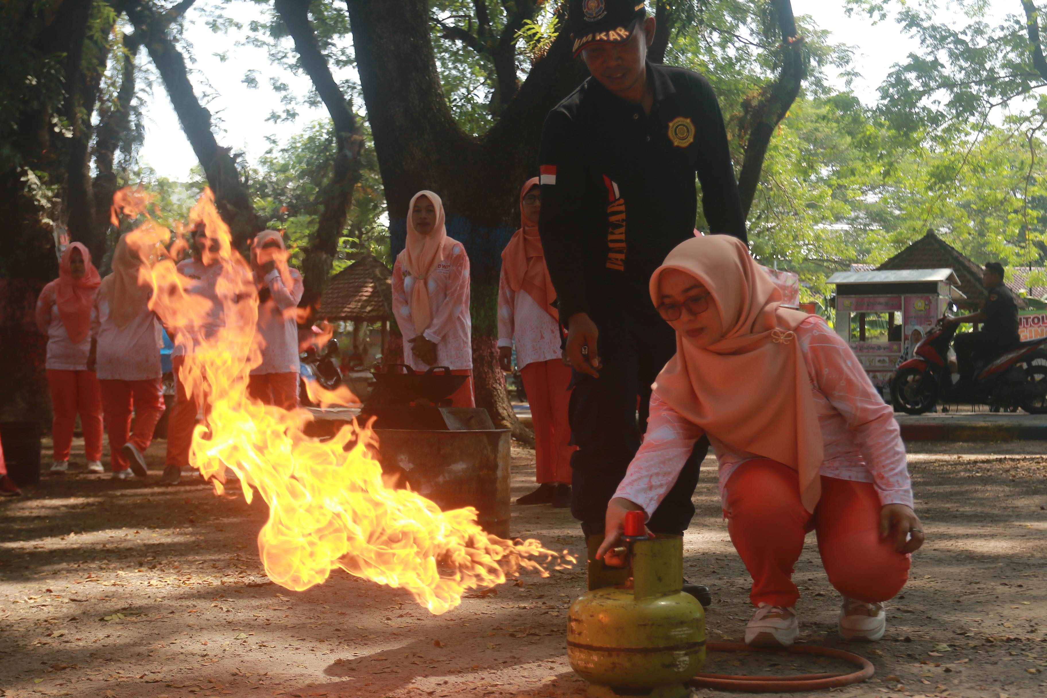 BIAR TIDAK TAKUT: Sejumlah ibu-ibu mendapat pelatihan dan pencegahan kebakaran, Selasa (21/5).&nbsp;(BAGAS BIMANTARA/RADAR MADIUN)