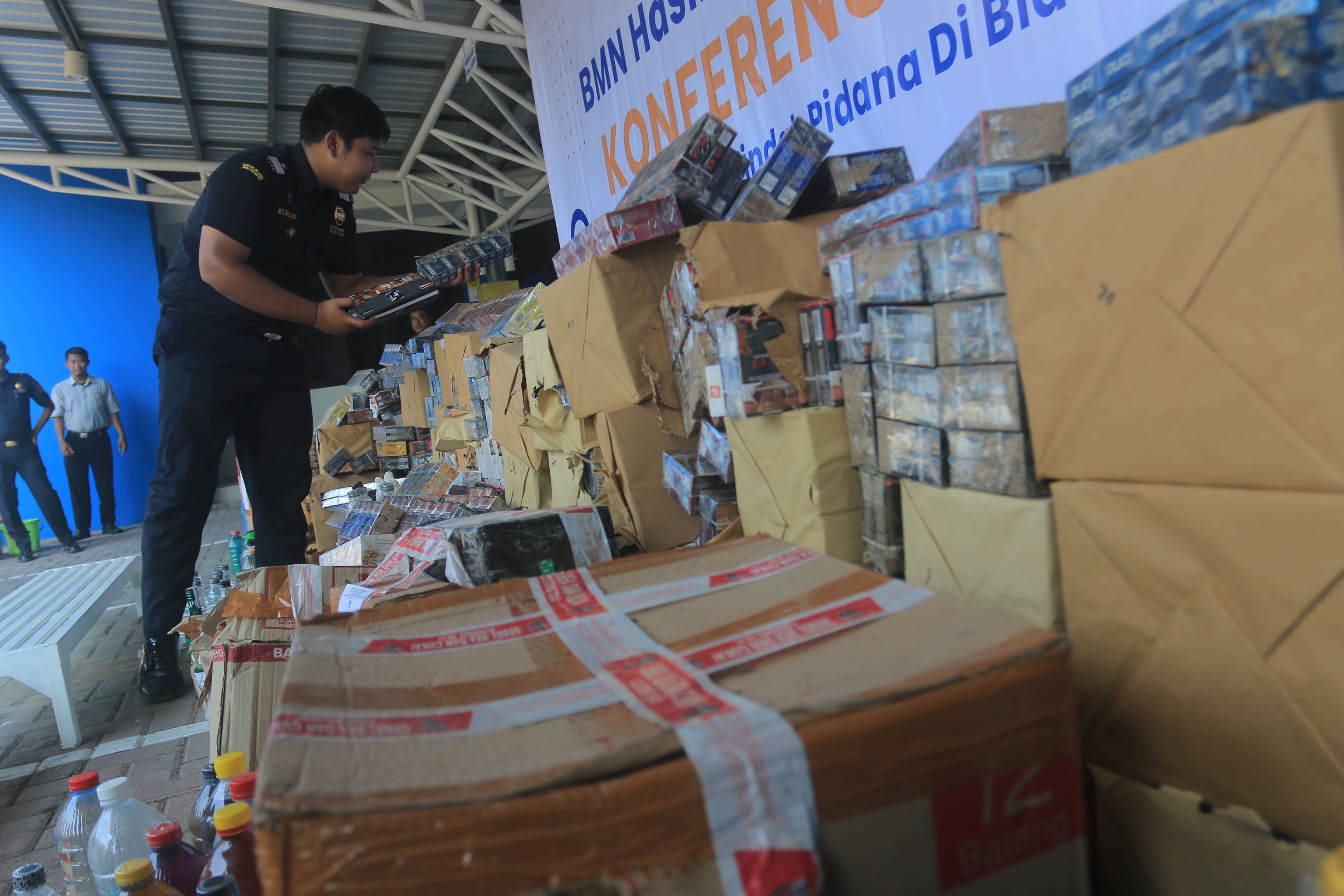 BKC ILEGAL: Rokok ilegal hasil penindakan pada Desember 2023&ndash;Februari 2024 dimusnahkan Bea Cukai Madiun. (BAGAS BIMANTARA/RADAR MADIUN)