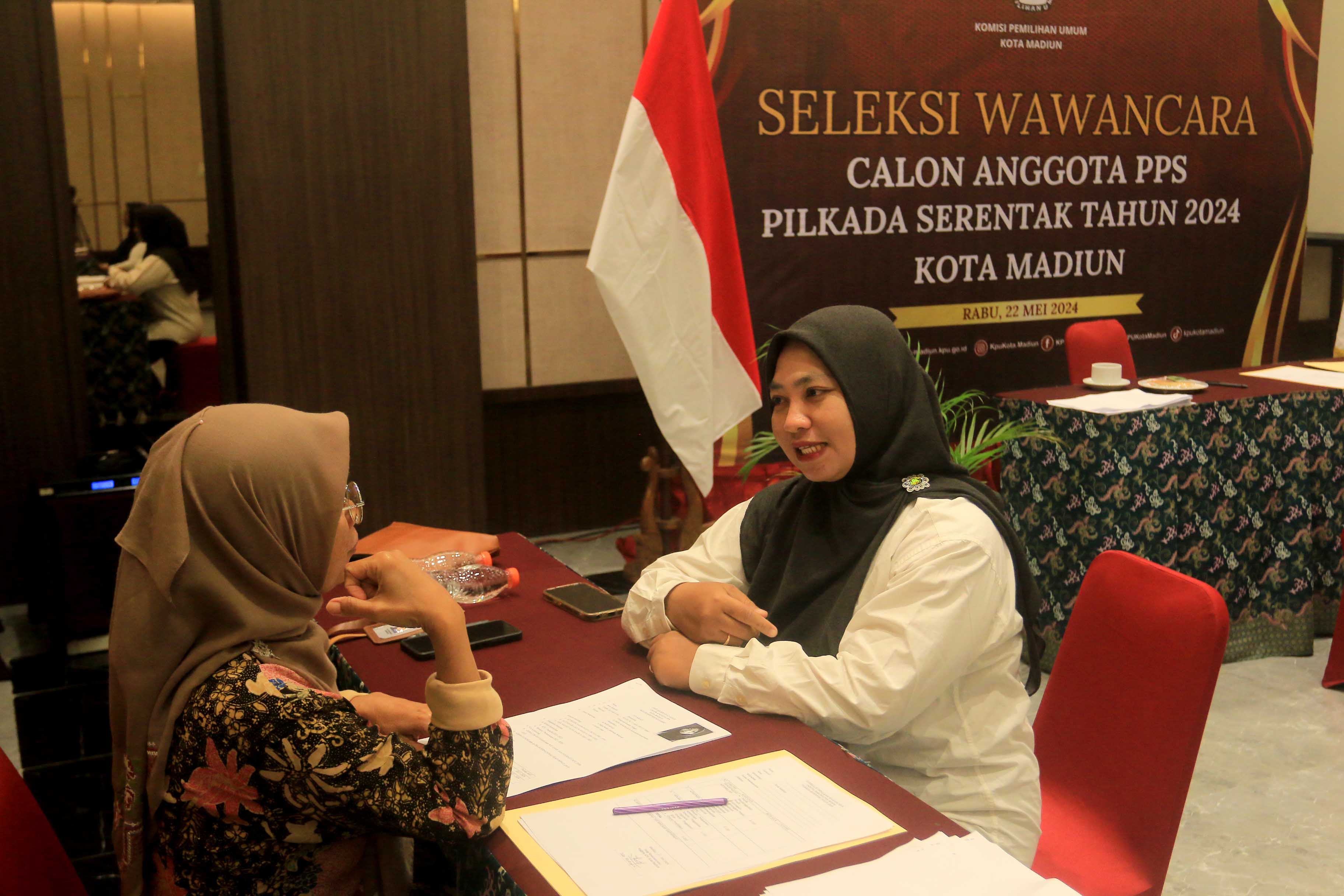 KULIK PENGETAHUAN: Suasana tes wawancara seleksi PPS Pilkada 2024 Kota Madiun di Sun Hotel kemarin. (BAGAS BIMANTARA/JAWA POS RADAR MADIUN)