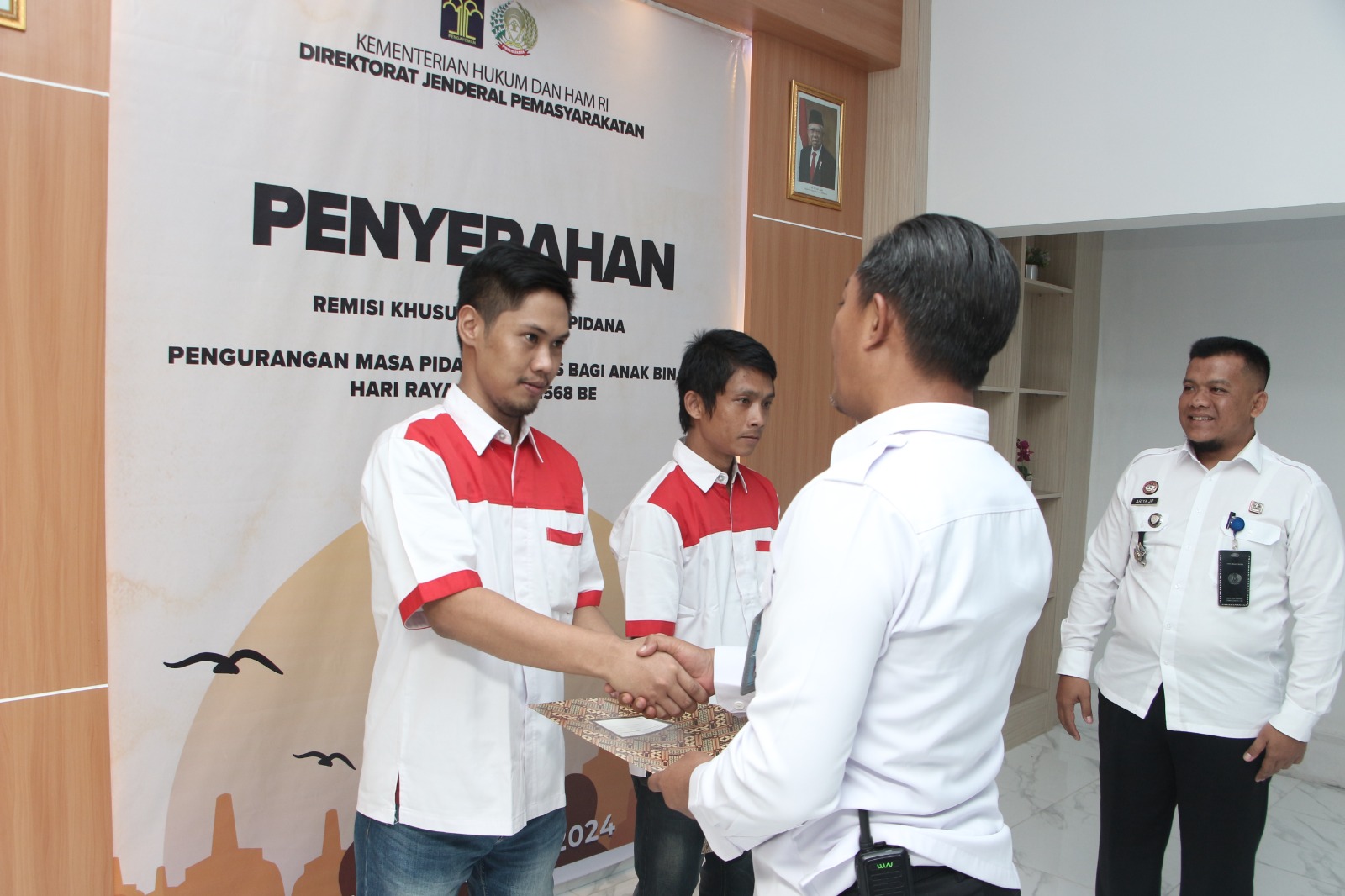 WARGA BINAAN: Dua narapidana Lapas Kelas I Madiun beragama Buddha mendapatkan remisi hukuman saat peringatan Hari Raya Waisak. (ISTIMEWA)