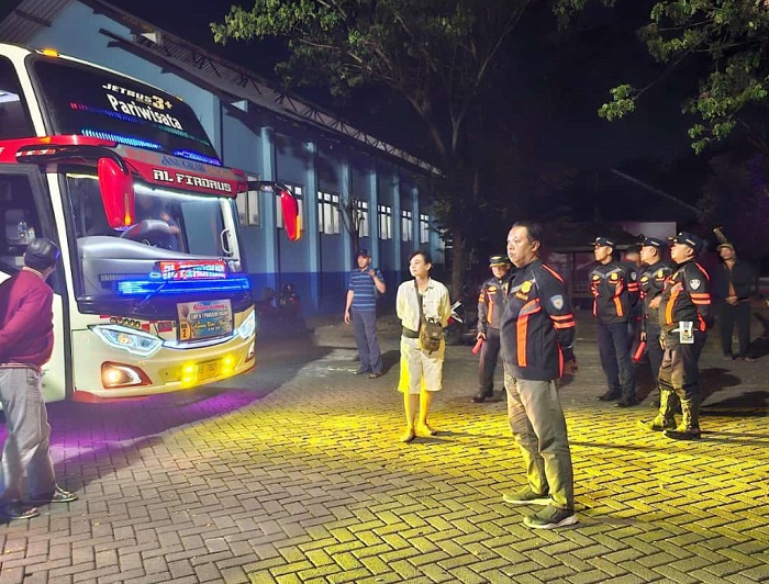 RAMP CHECK: Suasana pemeriksaan kondisi bus study tour SMPN 1 Pangkur dan SMPN 2 Kendal di kantor Dishub Ngawi kemarin.