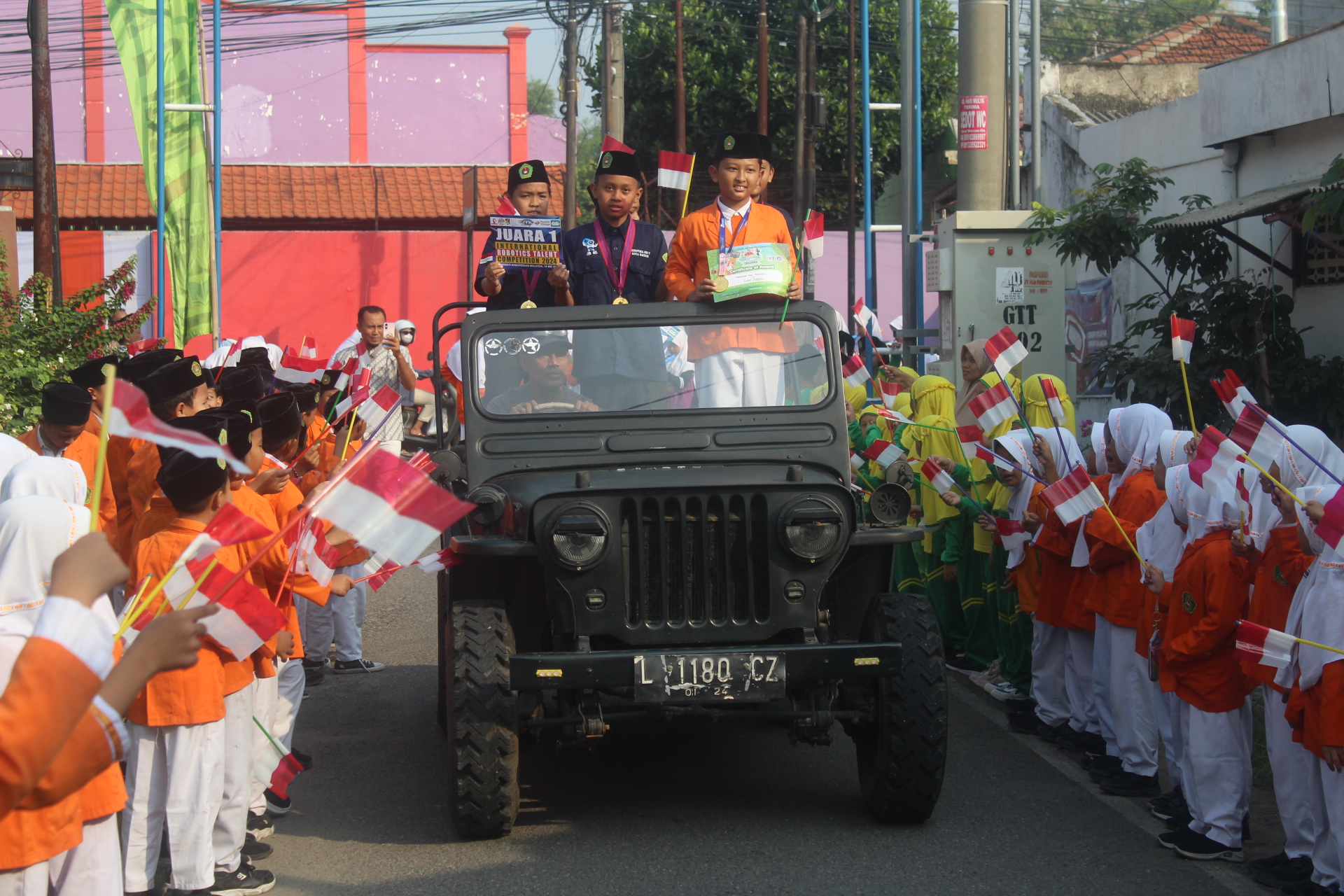 CHAMPION: Juara lomba robotik MIN 2 disambut meriah para siswa dan guru. (ABRIANTO WIBOWO/RADAR MADIUN)
