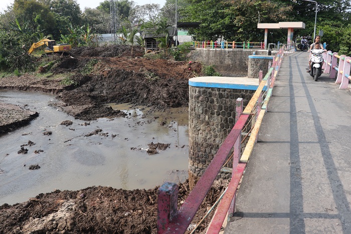 BERSIH-BERSIH: BPBD Ponorogo menurunkan satu ekskavator membersihkan bambrongan bambu di Dam Cokromenggalan.