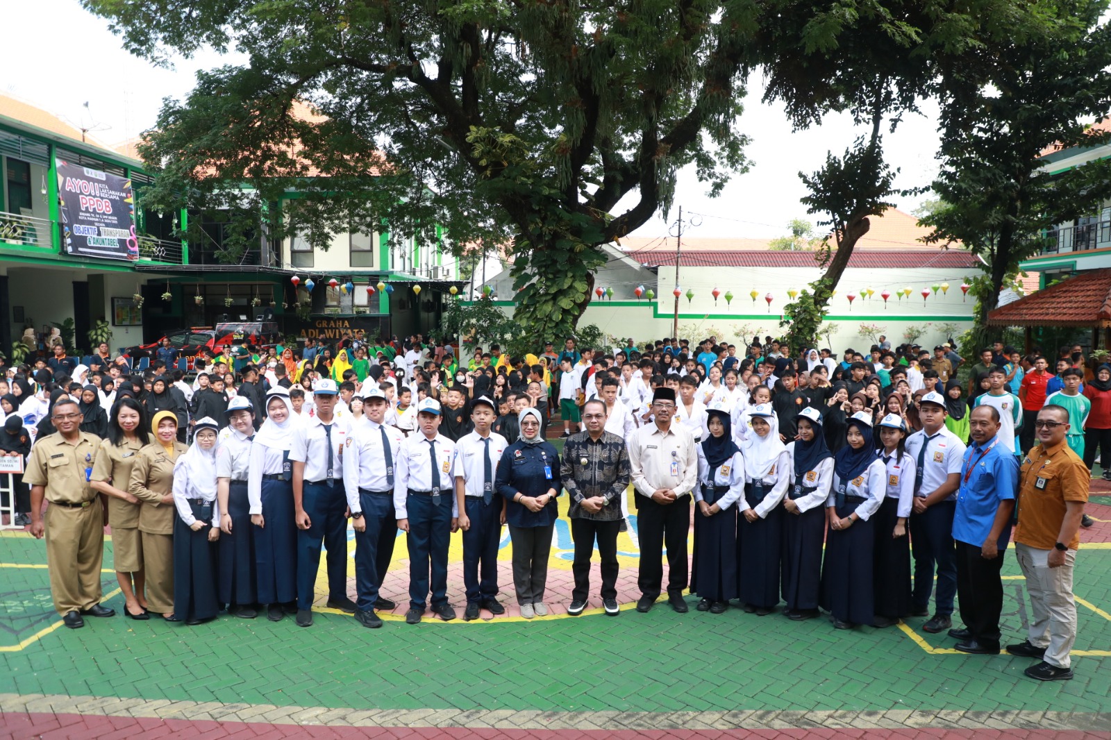NON-AKADEMIK: Pj Wali Kota Madiun Eddy Supriyanto bersama dengan Kadindik Lismawati saat melepas para siswa yang akan mengikuti pameran pendidikan di Korsel.