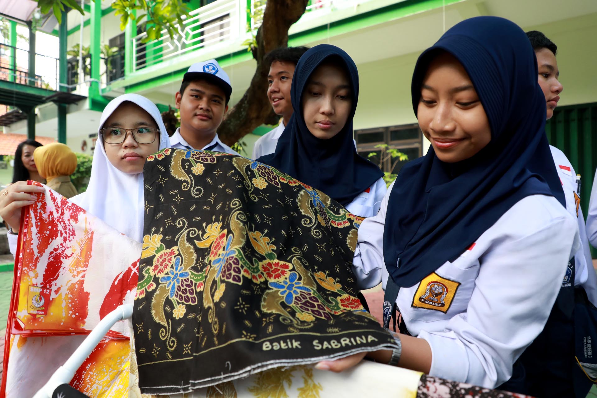 KESENIAN: Sejumlah siswa SMP menunjukkan karya batik yang akan mereka pamerkan ketika berada di Korsel nanti. (BAGAS BIMANTARA/JAWA POS RADAR MADIUN)