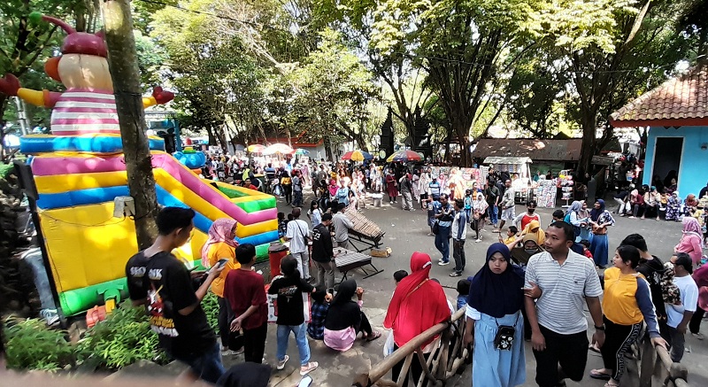 RAMAI PENGUNJUNG: Suasana Taman Wisata Tawun belakangan ini. Rencana perbaikan batal terealisasi tahun ini.