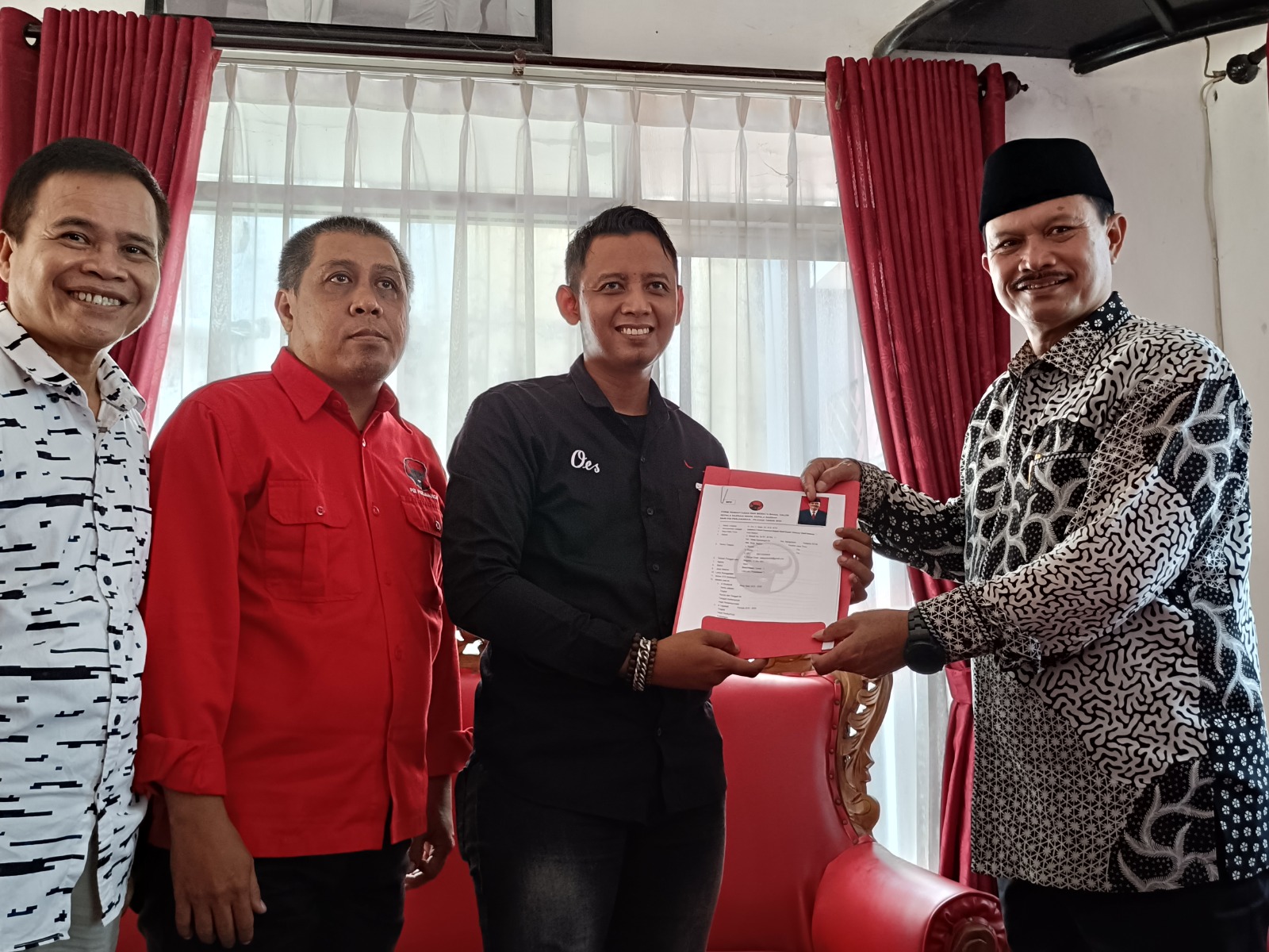 PETAHANA: Maidi menyerahkan berkas formulir pendaftarannya sebagai bacawali ke PDIP, Sabtu (25/5/2024). (HENGKY RISTANTO/RADAR MADIUN)