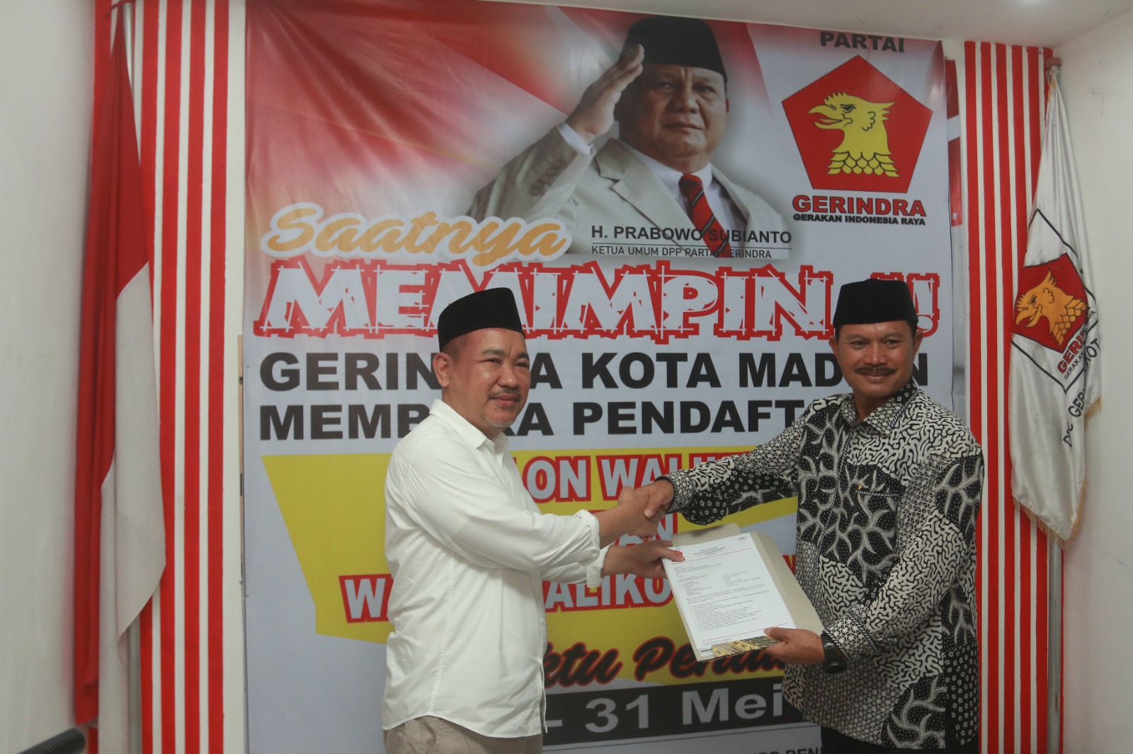 INCUMBENT: Bacawali petahana Maidi mengembalikan formulir pendaftaran ke Gerindra, Sabtu (25/5/2024). (BAGAS BIMANTARA/JAWA POS RADAR MADIUN)