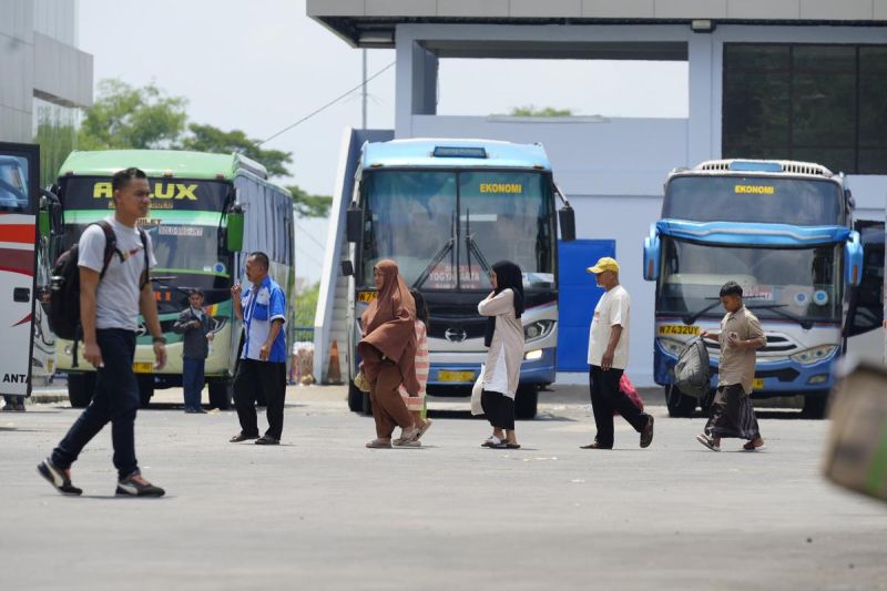 Ilustrasi penumpang bus di Terminal Purboyo Madiun. (ANTARA)