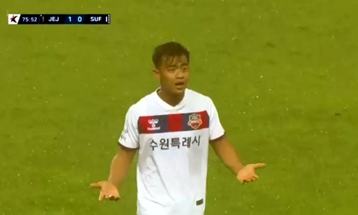 Pratama Arhan mendapat kartu merah dalam laga debutnya bersama Suwon FC. (X/@IDSPORTTV12)