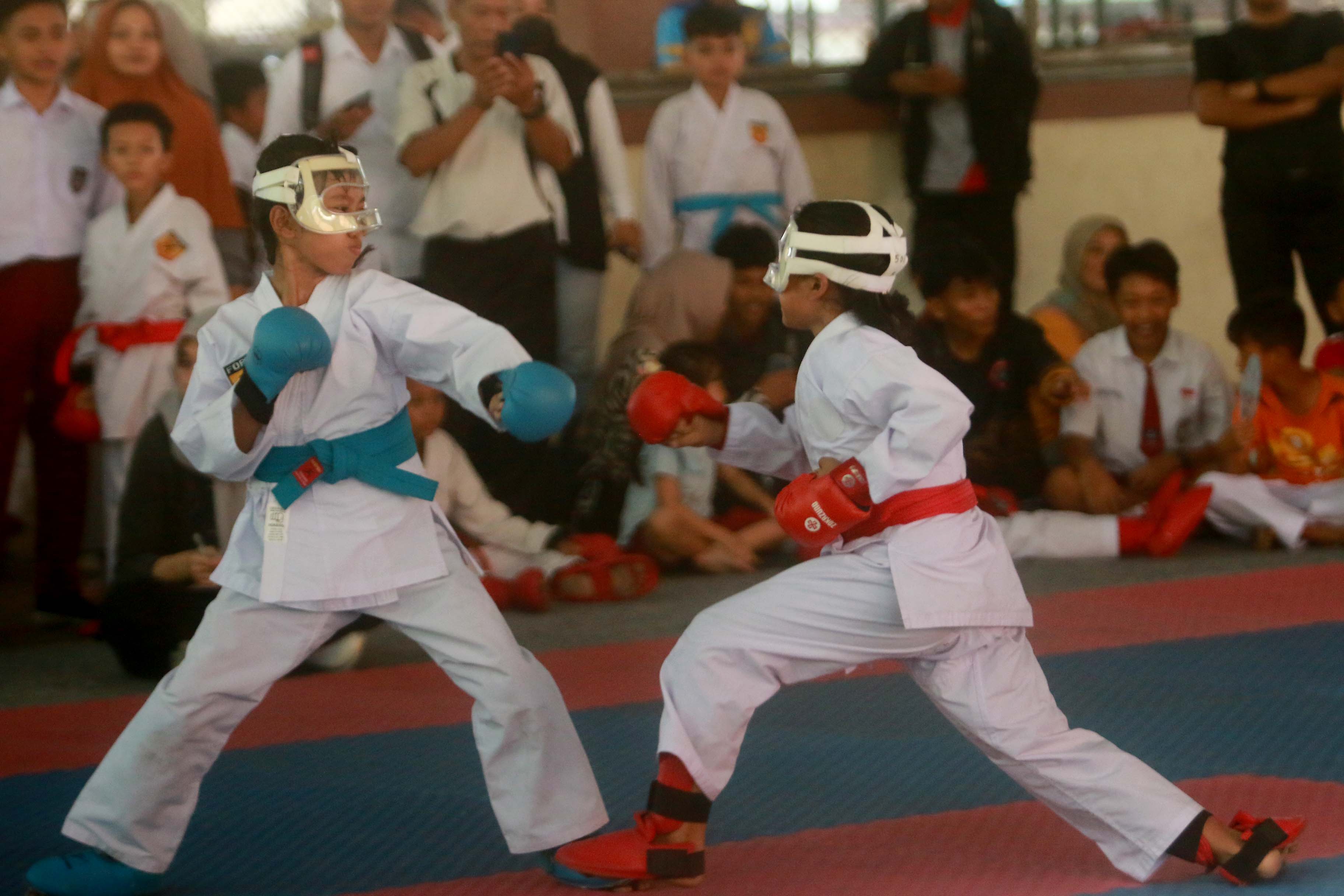 BELA DIRI: Momen pertandingan cabor karate O2SN Kota Madiun di GOR tenis setempat kemarin. (BAGAS BIMANTARA/RADAR MADIUN)