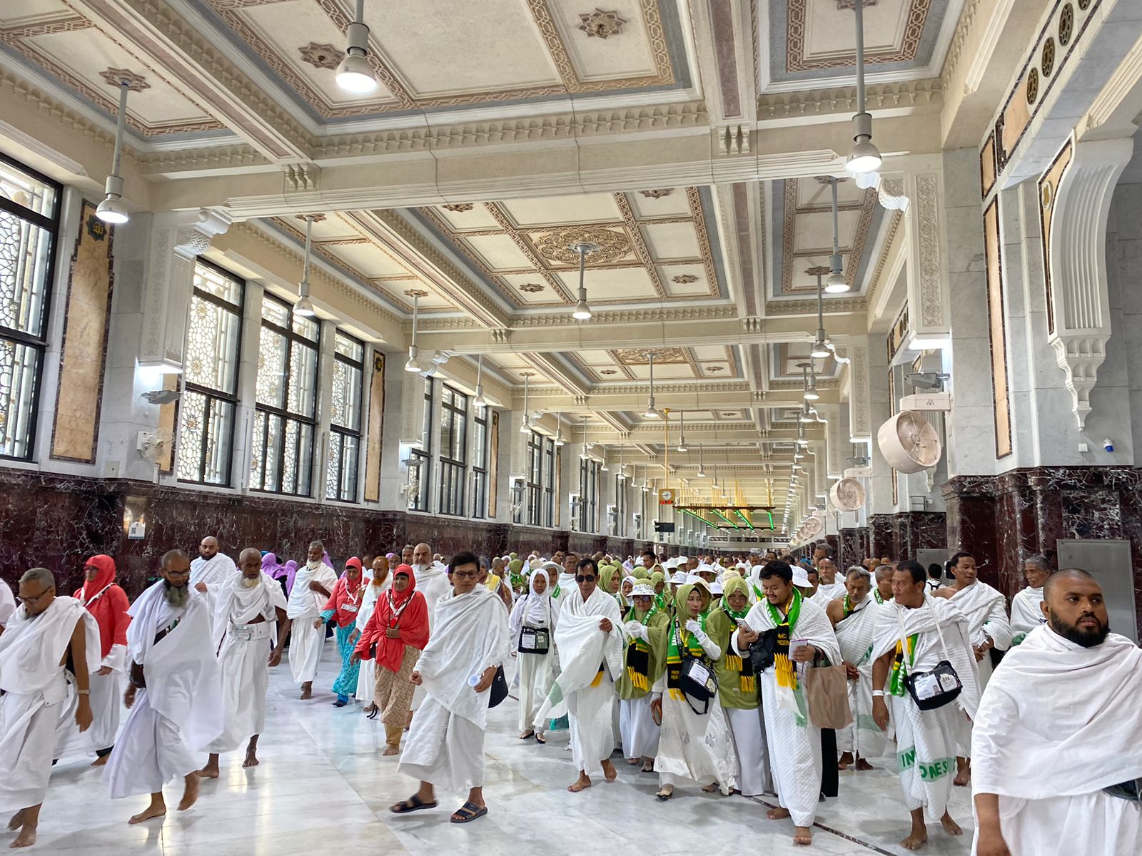 UMRAH: KBIH Jabal Rahmah serta Al-Mabrur ketika menjalani Sai atau lari-lari kecil di antara Bukit Safa dan Marwah.
