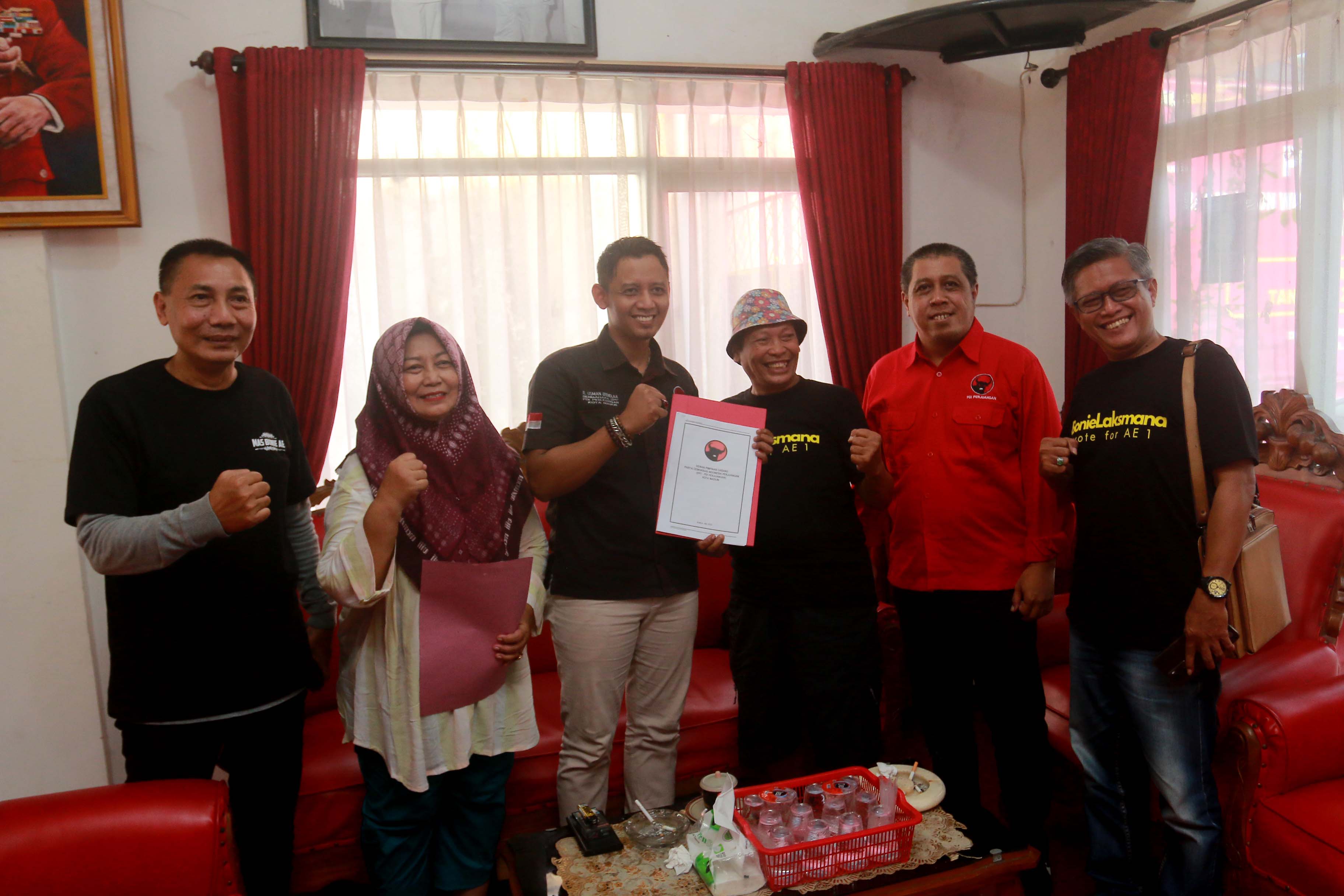 DEMOKRATIS: Herry Sem dkk saat mengambil formulir pendaftaran bacawali atas nama Bonie Laksmana di Kantor DPC PDIP Kota Madiun, Senin (27/5).&nbsp;(BAGAS BIMANTARA/RADAR MADIUN)