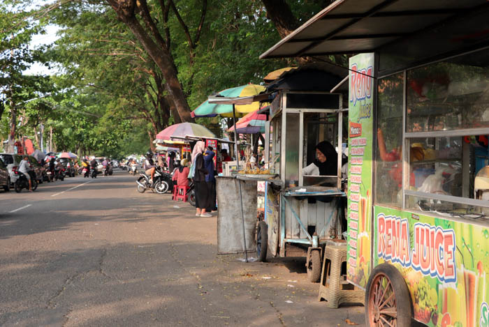 LANGKA TIDAK MERATA: Pedagang di Jalan Pramuka dan warga di wilayah selatan (Slahung, Ngrayun) mengeluh sulitnya mendapatkan tabung gas LPG subsidi 3 kilogram.
