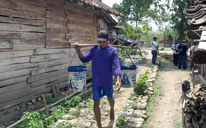 KRISIS AIR BERSIH: Warga salah satu desa di Ngawi mengambil air bersih bantuan BPBD tahun lalu.