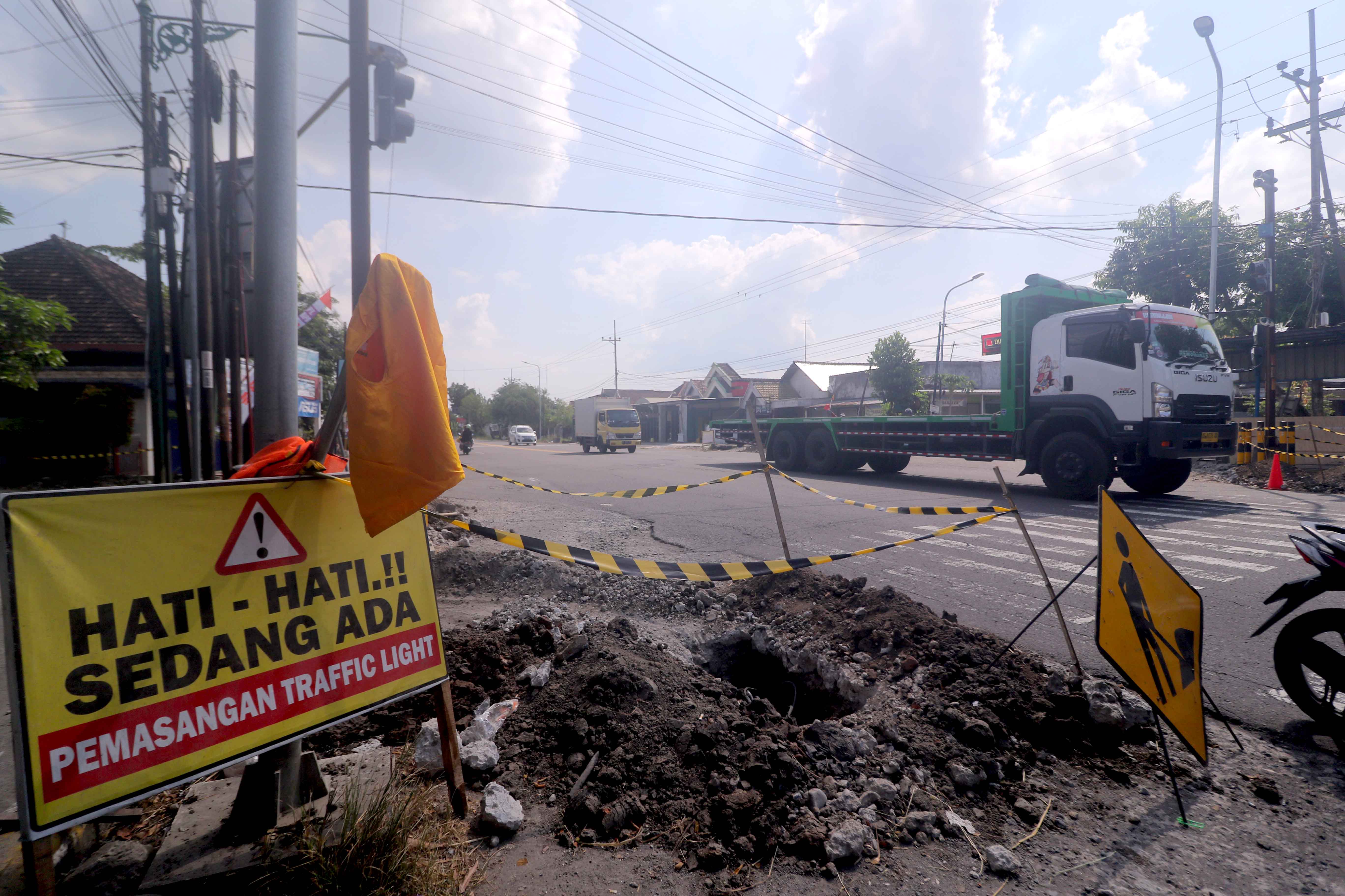 PASANG: Tahun ini Dishub memasang dua lampu lalu lintas di Balerejo dan Geger. (BAGUS RAHADI/RADAR MADIUN)