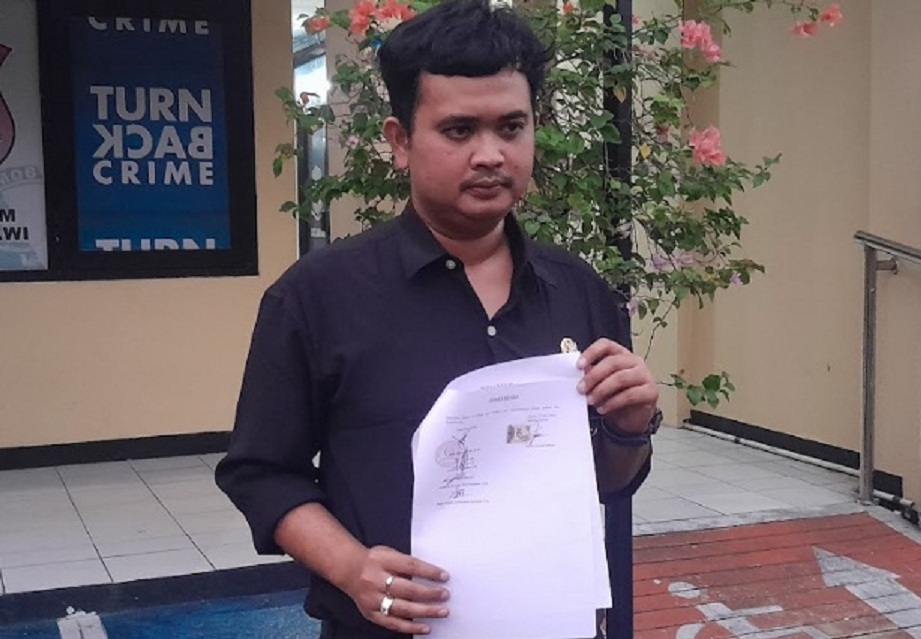 ORA TRIMA: Davin nuduhake BAP lapuran dugaan malapraktik dokter gigi saka Polres Ngawi. (ASEP SYAEFUL BACHRI/RADAR MADIUN)