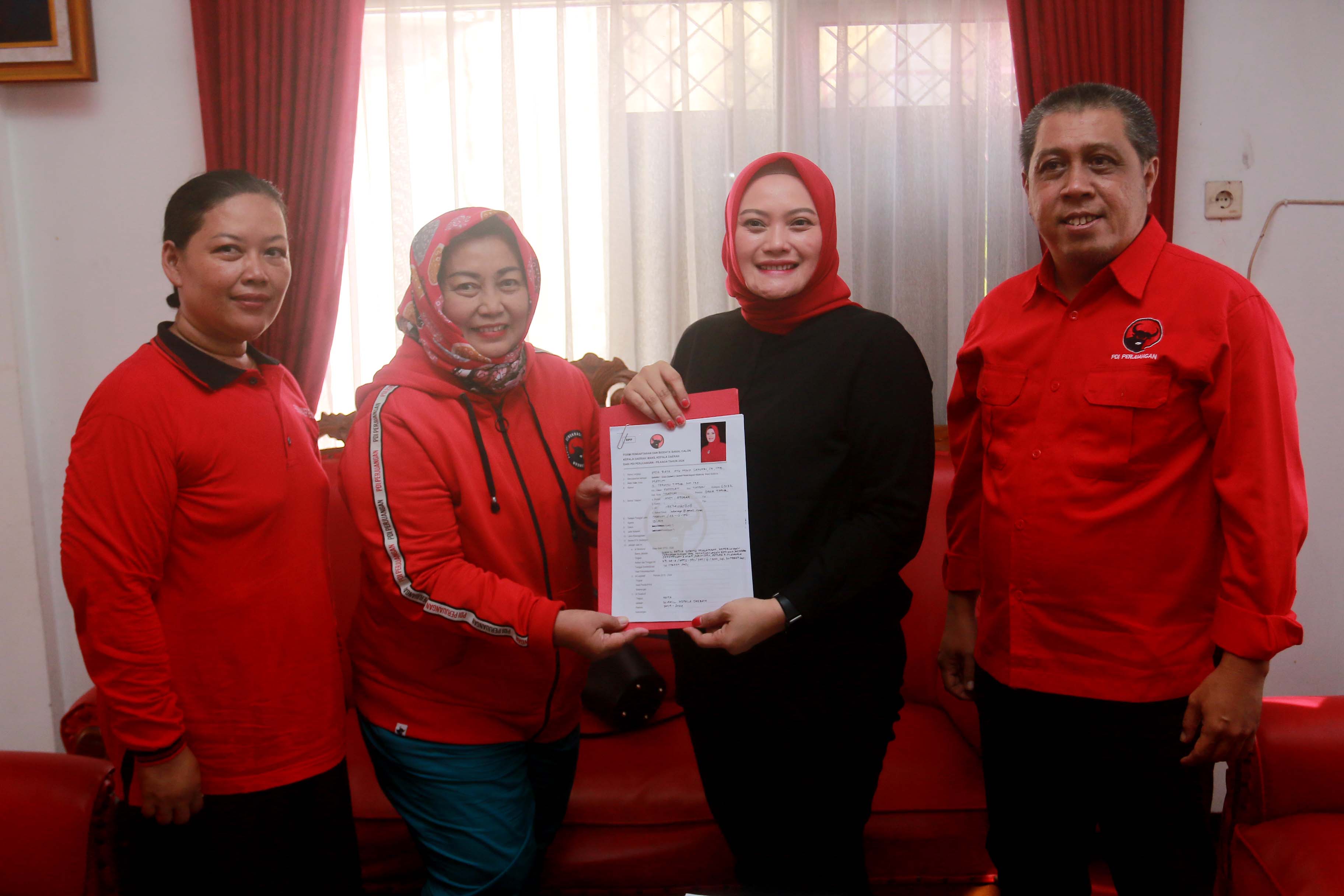 KADER INTERNAL: Inda Raya Ayu Miko Saputri menyerahkan berkas atau formulir pendaftarannya sebagai bacawawali ke DPC PDIP Kota Madiun, Selasa (28/5). (BAGAS BIMANTARA/RADAR MADIUN)