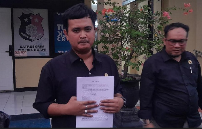 DUGAAN MALAPRAKTIK: Davin menunjukkan surat laporan di Polres Ngawi, Senin (27/5).
