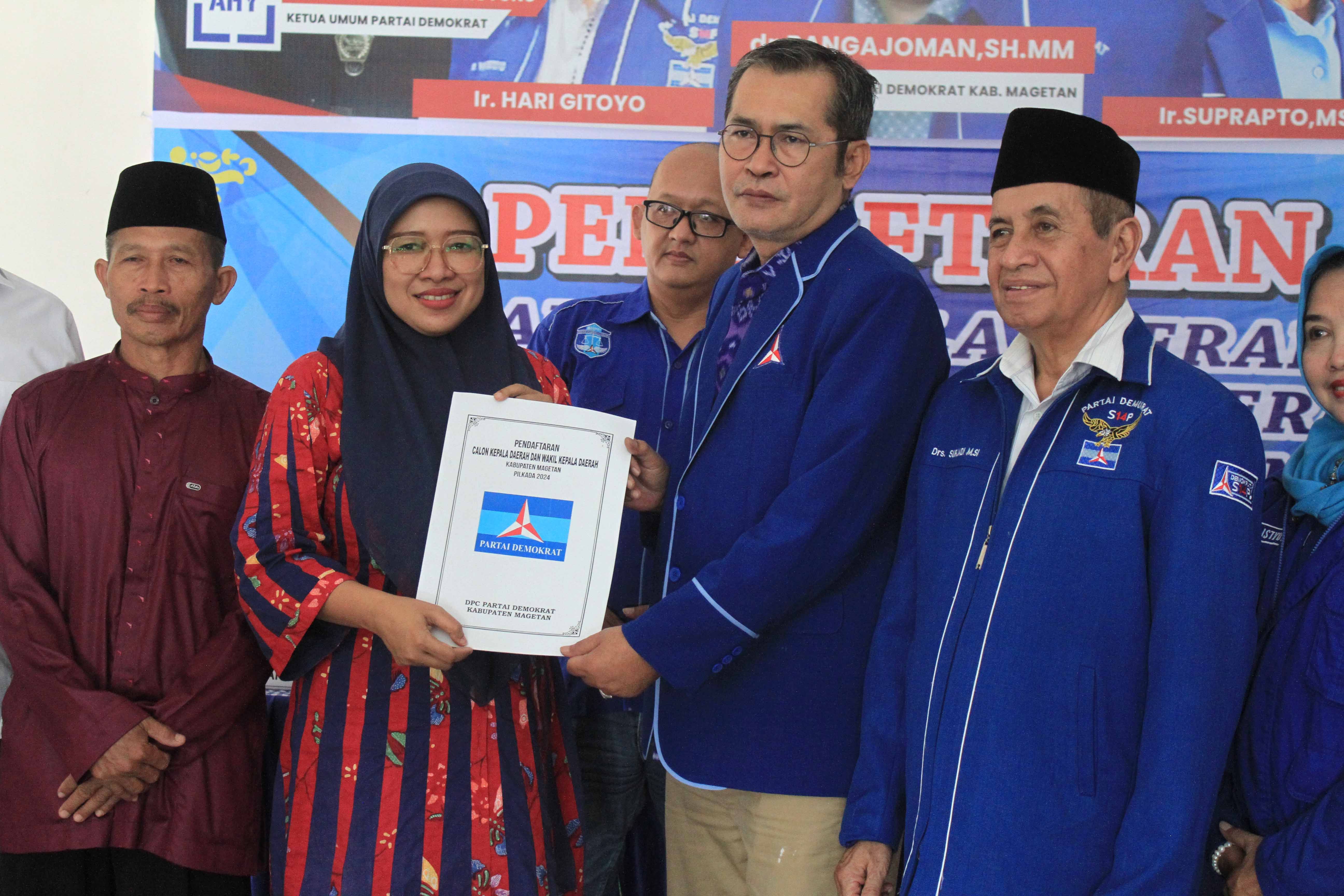 MENDAFTAR: Ida Yuhana Ulfa menyerahkan berkas pendaftaran sebagai bakal calon bupati (bacabup) Pilkada Magetan ke kantor DPC Partai Demokrat, Selasa (28/5).