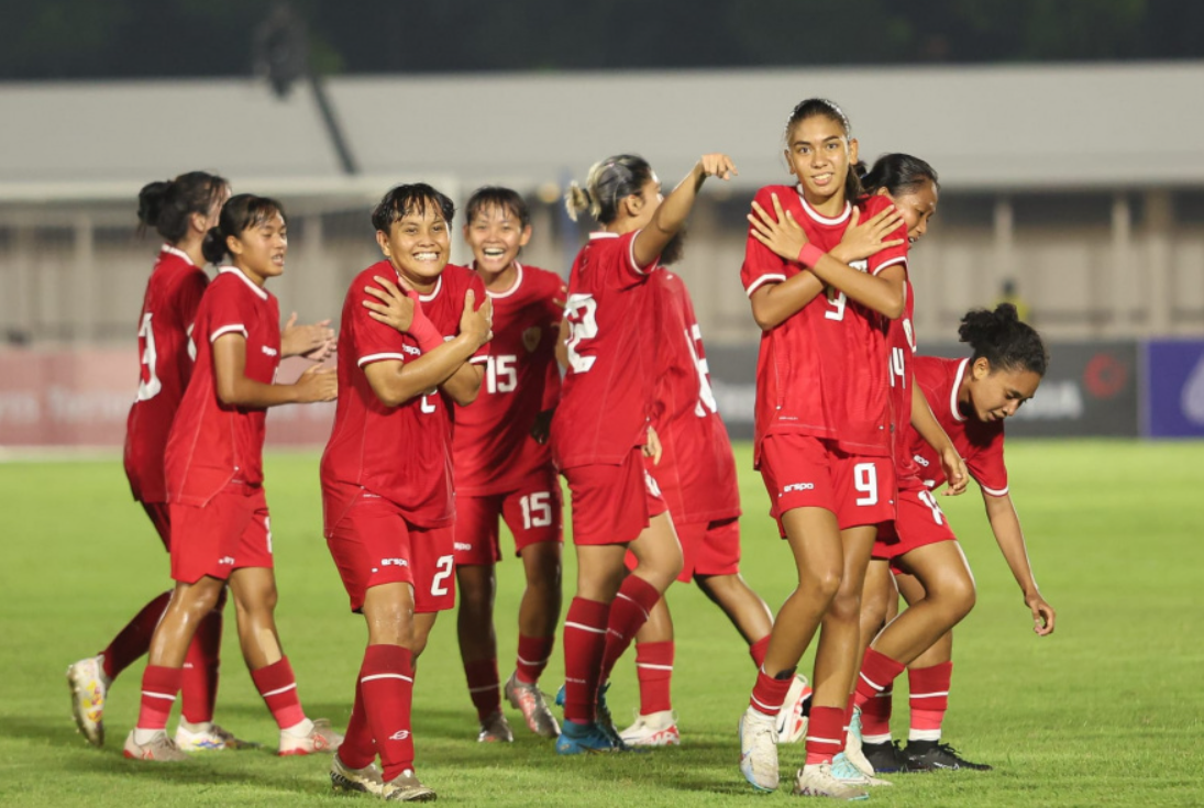 DINGIN: Para pemain timnas sepak bola putri Indonesia merayakan gol ke gawang Singapura. (PSSI)