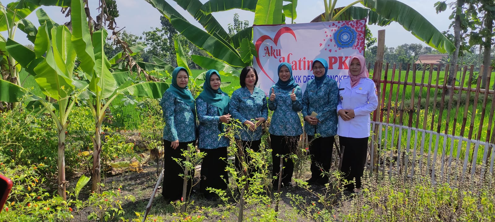 TINJAU PROGRAM: Kepala Desa Wonokerto, Siti Maosri mendampingi TP PKK Ngawi saat meninjau pemanfaatan lahan desa untuk toga dan sayuran. (SATRIO JATI WASKITO/RADAR NGAWI)