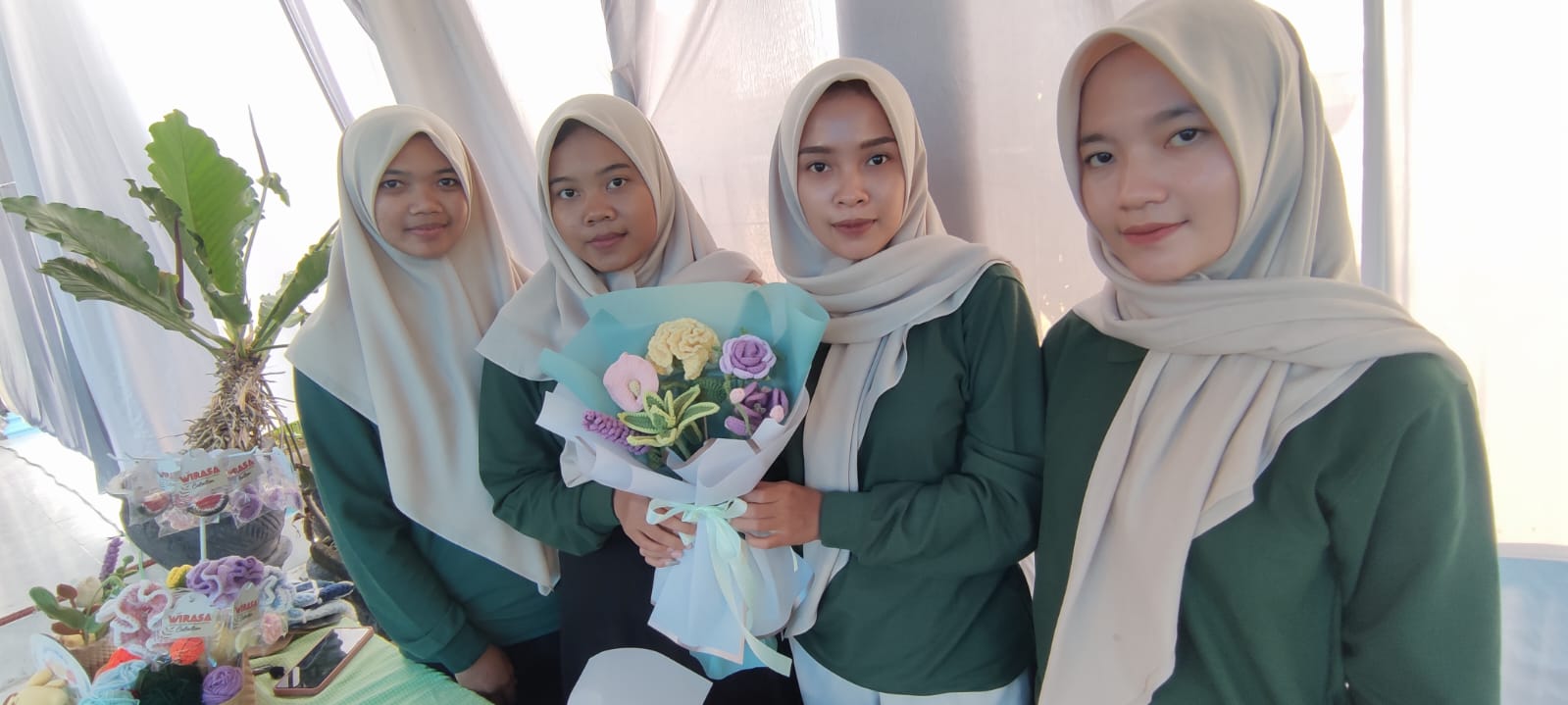 UNIK: Buket bunga rajut hasil kreasi pemuda TP PKK Wonokerto menjadi produk inovatif dan memikat perhatian Ketua TP PKK Ngawi Ana Mursyida.&nbsp;(SATRIO JATI WASKITO/RADAR NGAWI)