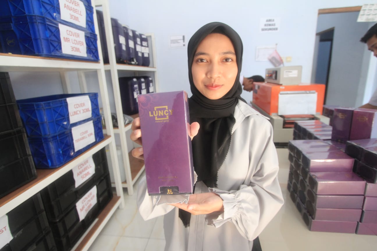 TINGKATKAN PERCAYA DIRI: Parfum PT Ind Tera Cendani merupakan produk lokal Magetan. (AJI PUTRA/RADAR MAGETAN)