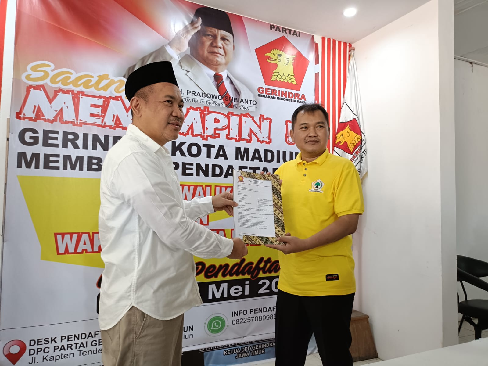 BAKAL CALON: Ketua DPD Golkar Kota Madiun Bagus Rizki Dinarwan mengembalikan formulir pendaftaran sebagai bacawawali di DPC Gerindra, Rabu (29/5). (HENGKY RISTANTO/RADAR MADIUN)