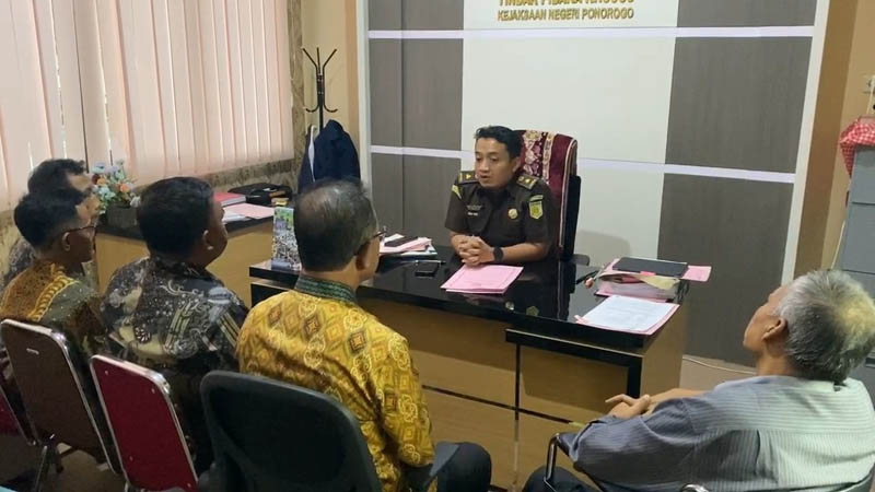 BERANTAI: Kejari Ponorogo memeriksa lima saksi yang naik status menjadi tersangka kasus rasuah surat segel tanah Desa/Kec. Sawoo, Ponorogo.