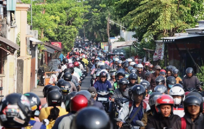 MACET: Jalan Tentara Genie Pelajar, Solo, padhet pengendara roda loro. (M IHSAN/RADAR SOLO)