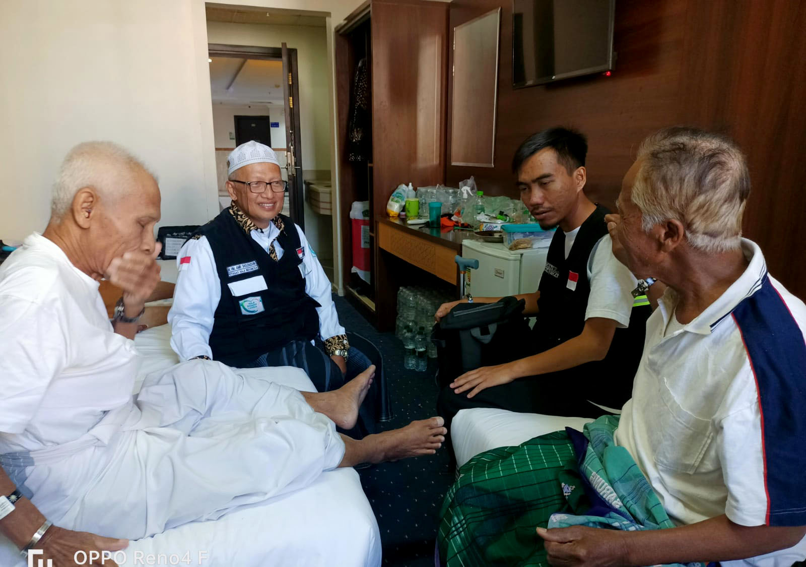 JELANG PUNCAK HAJI: Petugas mengecek kondisi kesehatan jemaah calon haji di hotel penginapan.&nbsp;(ISTIMEWA/RADAR MADIUN)