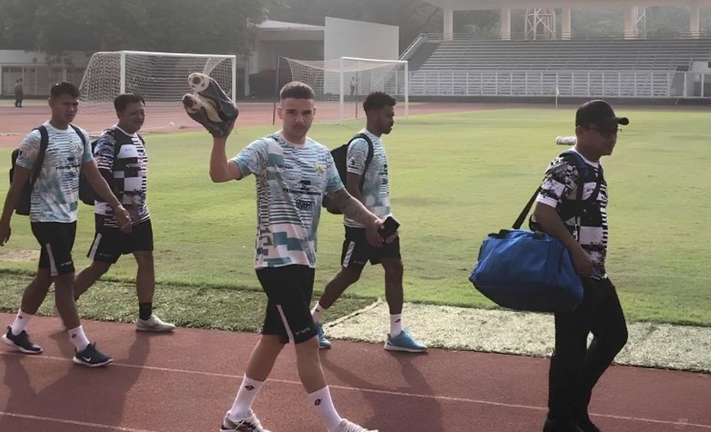 SAPA AWAK MEDIA: Calvin Verdonk usai menjalani latihan bersama Timnas Indonesia, Jumat (31/5). (ANTARA)