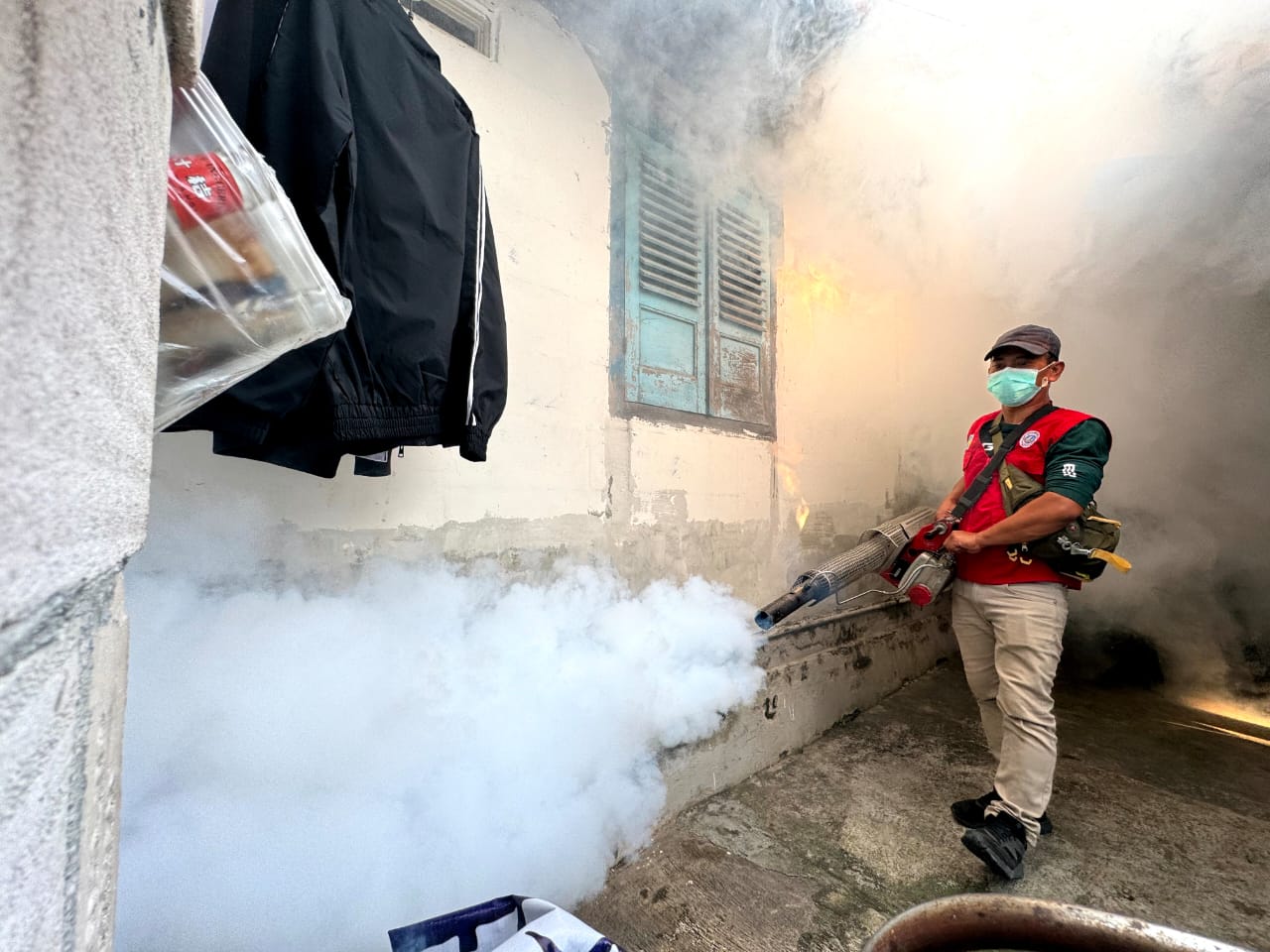 Pelaksanaan fogging dilakukan masif di Kota Madiun oleh dinkes-ppkb. (DISKOMINFO)